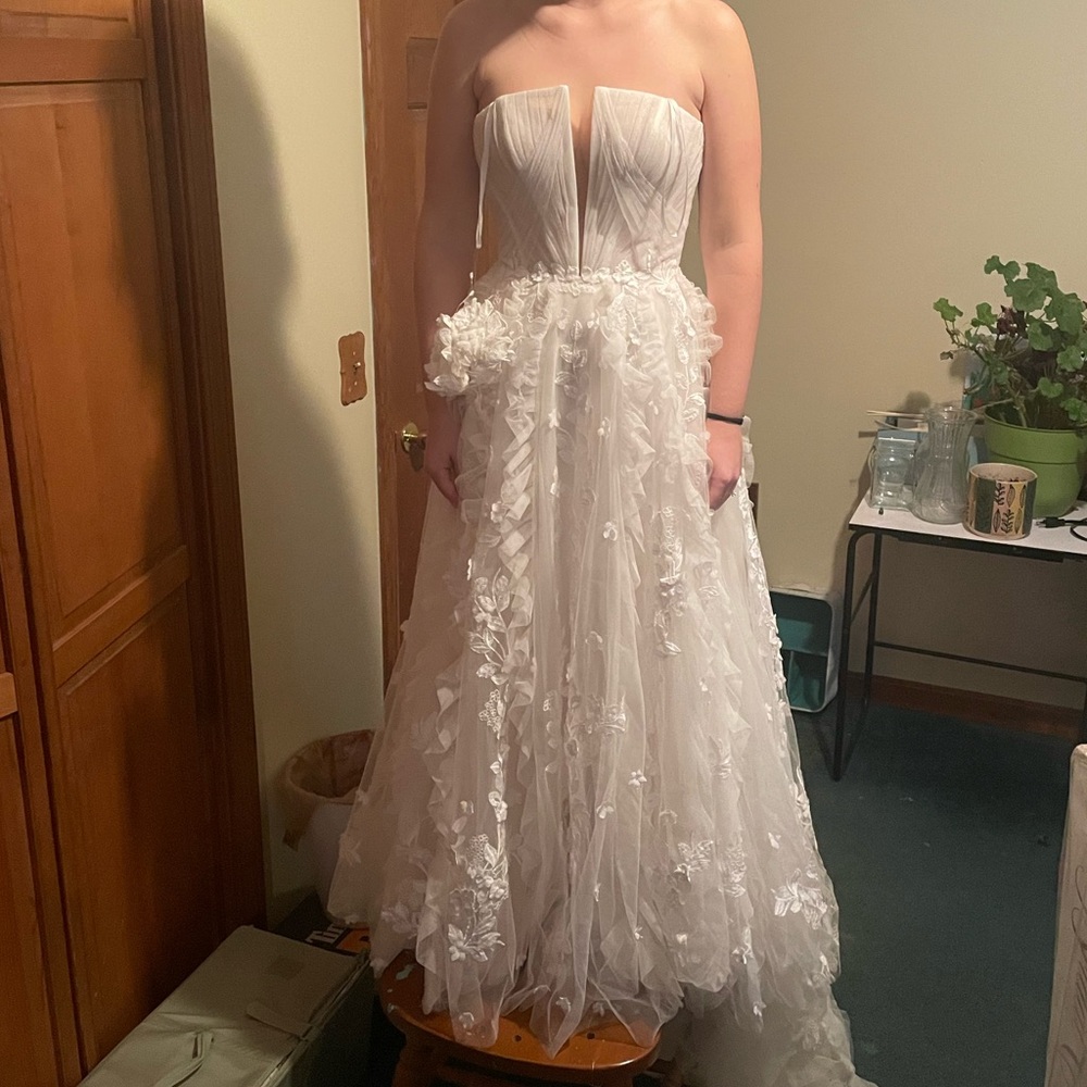 Strapless wedding dress